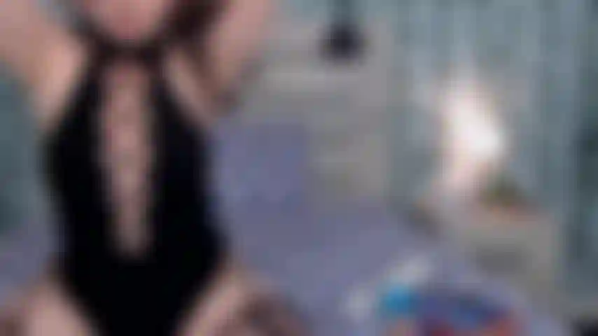 * Spettacolo d'oro * twerkando, scopando la figa e strofinando la lozione sui miei perfetti dds.