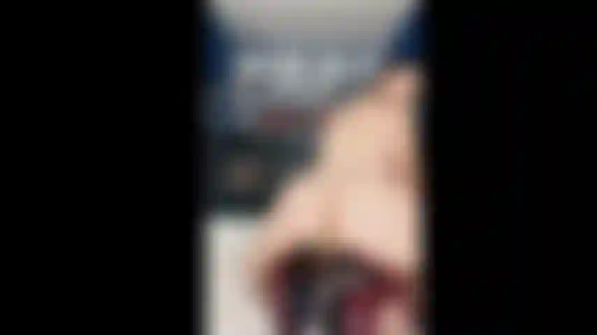 Daisie che scuote il culo nuda con i tacchi marroni.