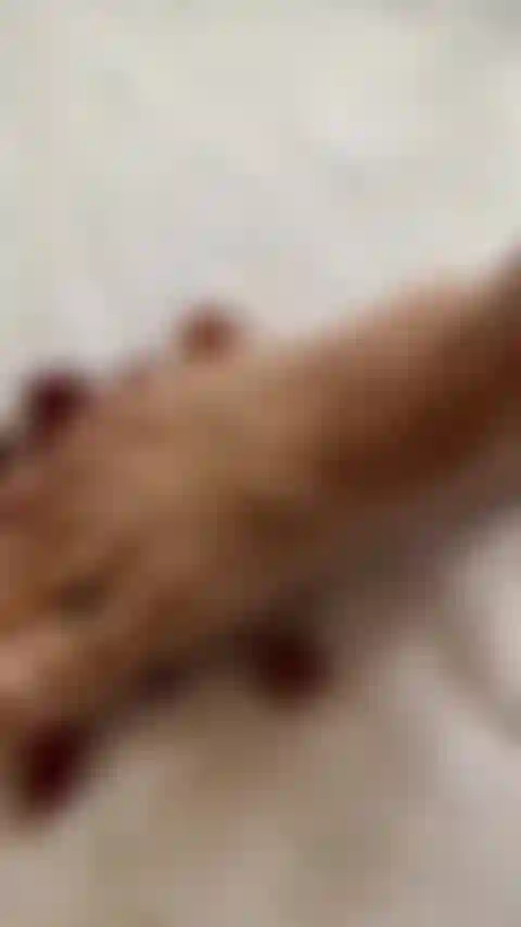 Che schizza con i piedi sexy mentre schiaccia l'uva.