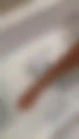 Piedi sexy nella vasca da bagno con schiuma.