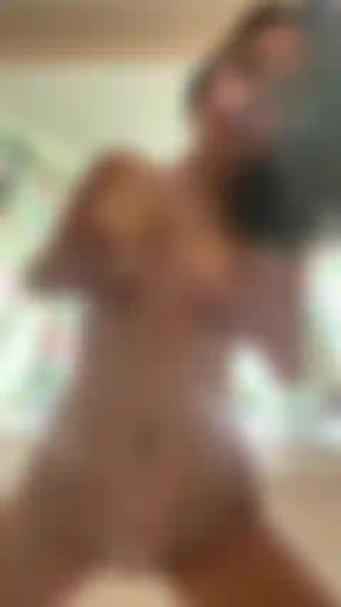 Una bruna arrapata che si olia le tette naturali.