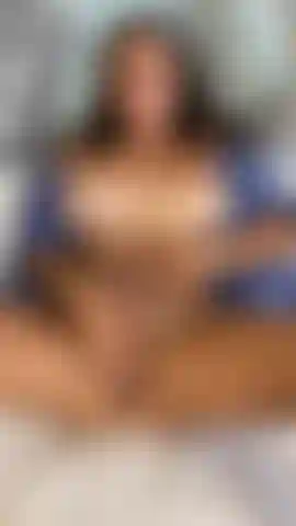 Milf gioca con una bella figa.