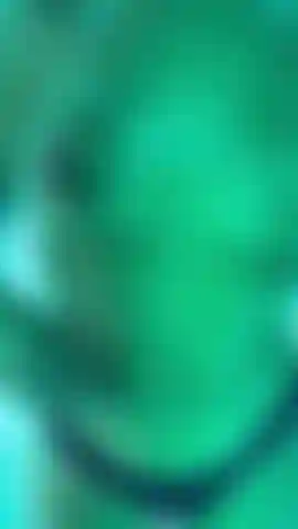 Mi strofino il clitoride sotto la lingerie mentre mi sdraio sul lettino solare pubblico.