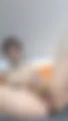 Vediamo come mi scopo la figa pelosa e bagnata con un dildo.