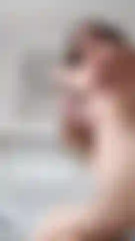 Gioco con il plug anale e faccio twerking nel culo con l'olio.