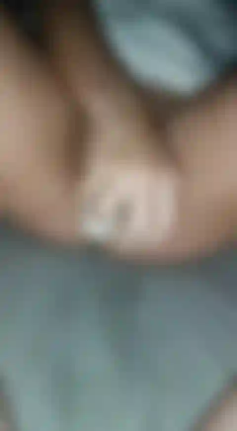 Mi faccio la crema su un grosso dildo.