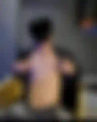 Ho bisogno che tu mi aiuti a spogliarmi.