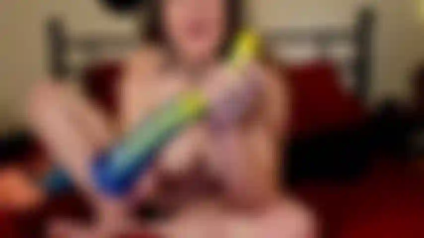 Un enorme dildo tentacolare da 12 pollici scopa e squirta.