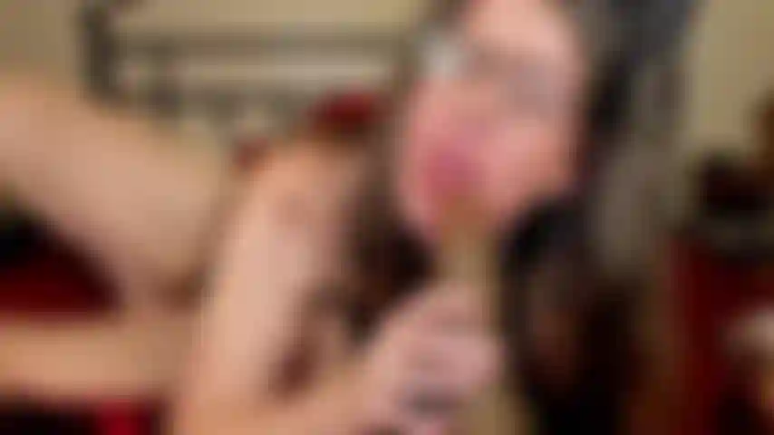 Sciatta con un grosso cazzo nero che imbavaglia la gola profonda.