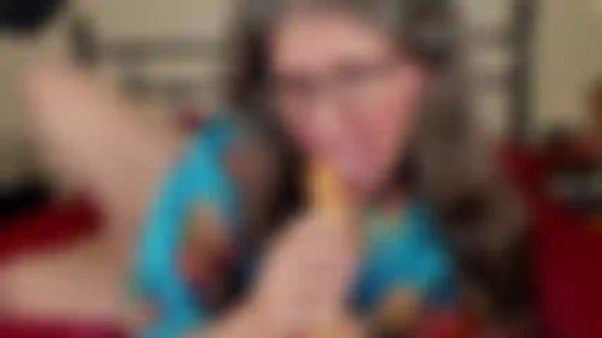 Faccio gola profonda, lecco, succhio, faccio un pompino con un vibratore alla vaniglia.