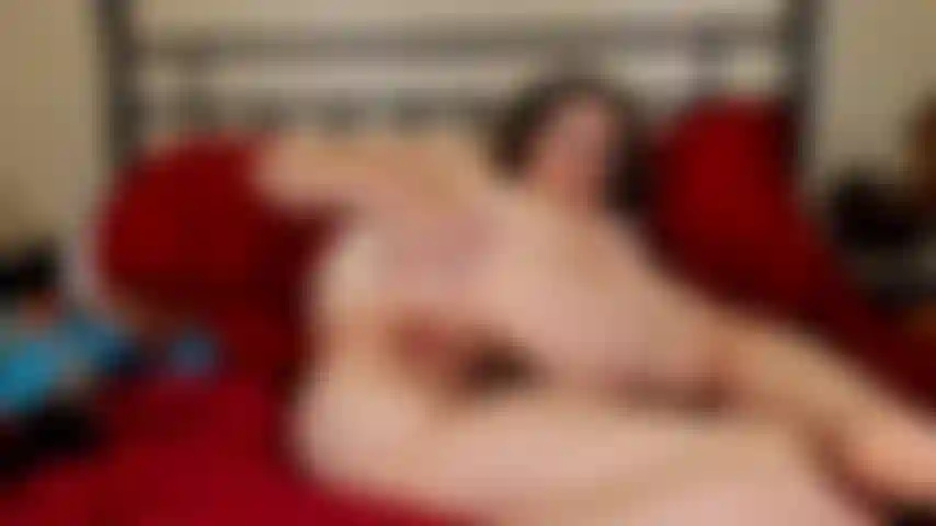 Il culo disteso su un fianco.