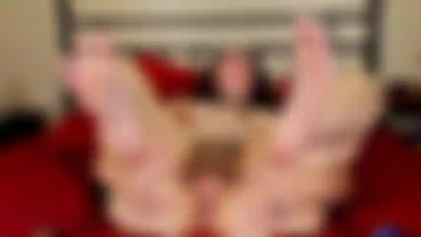 Con il culo e la figa spalancati sulla schiena, il buco del culo spalancato e ammiccante, i piedi nudi.