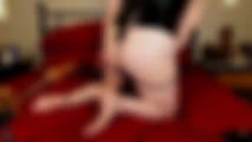 Macchina per scopare anale in corsetto con suole e spalancata - un po' disordinata.