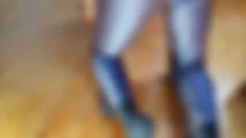 Mostro culo e cazzo in pantaloni lucidi.