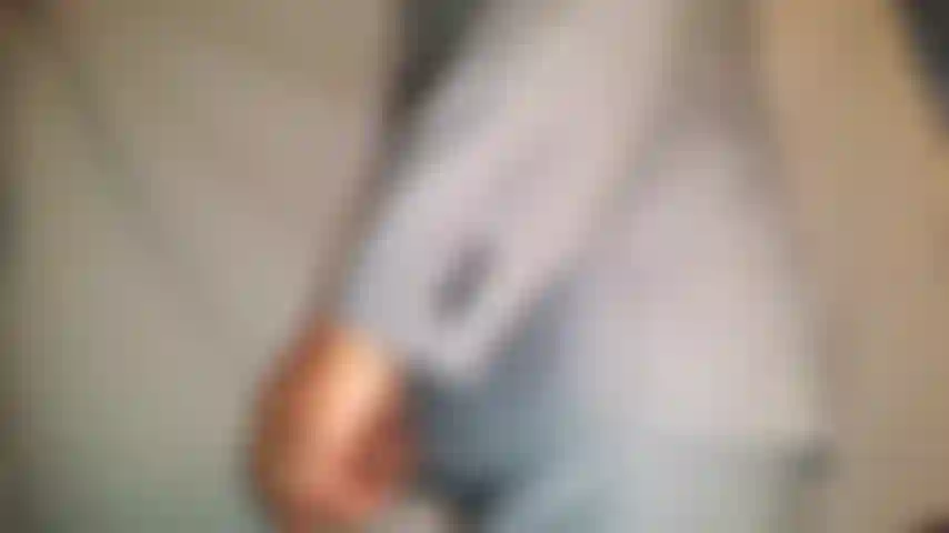 Mostrando la mia virilità attraverso i pantaloni della tuta....