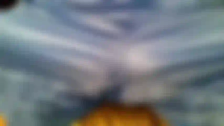 Che si toglie i pantaloncini luccicanti.