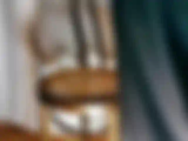 Gioco con il culo e il cazzo in un completo a due pezzi.