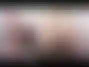 Penetrazione vaginale con adolescente nudo.