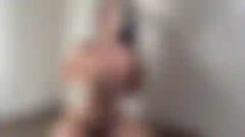 Video sexy di me che tocco il mio corpo ovunque. Guardami spogliarmi lentamente fino a diventare nulla. Vieni a guardarmi.