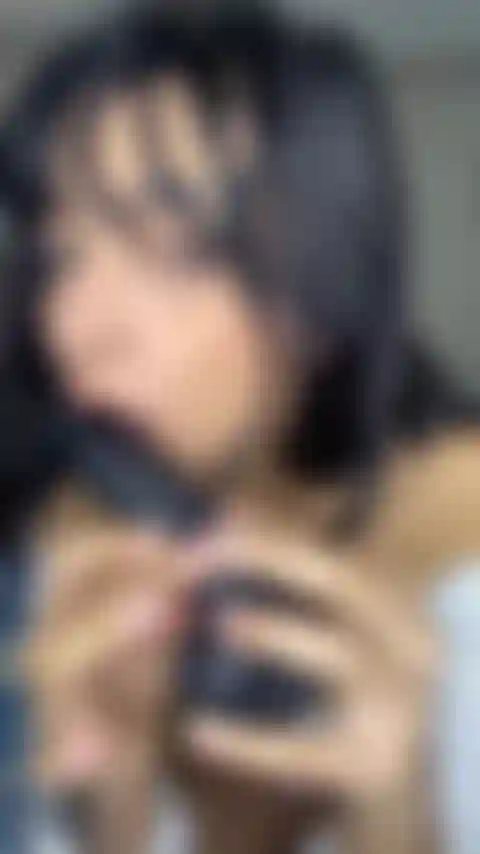 Vuoi vedere come scopo con il mio dildo mentre mi bagno?