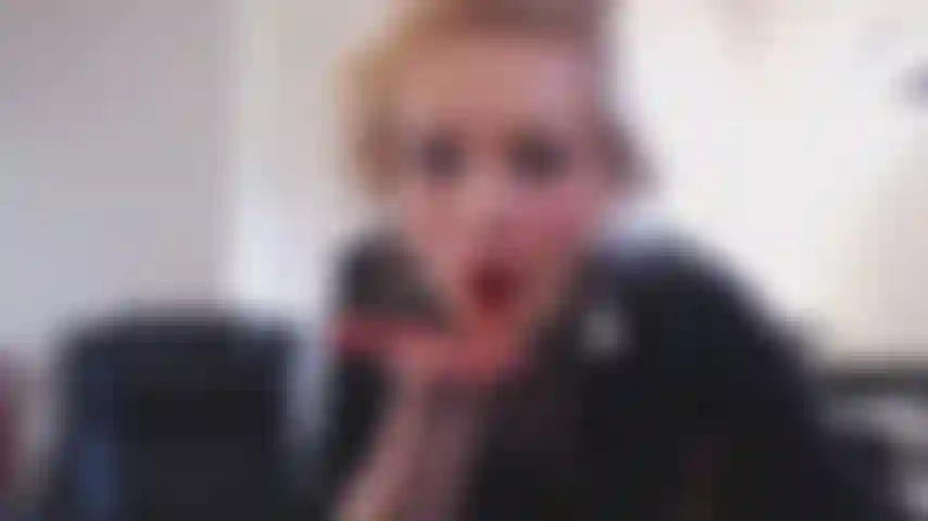 Una provocatrice in ufficio, una segretaria sporca che ti vuole.