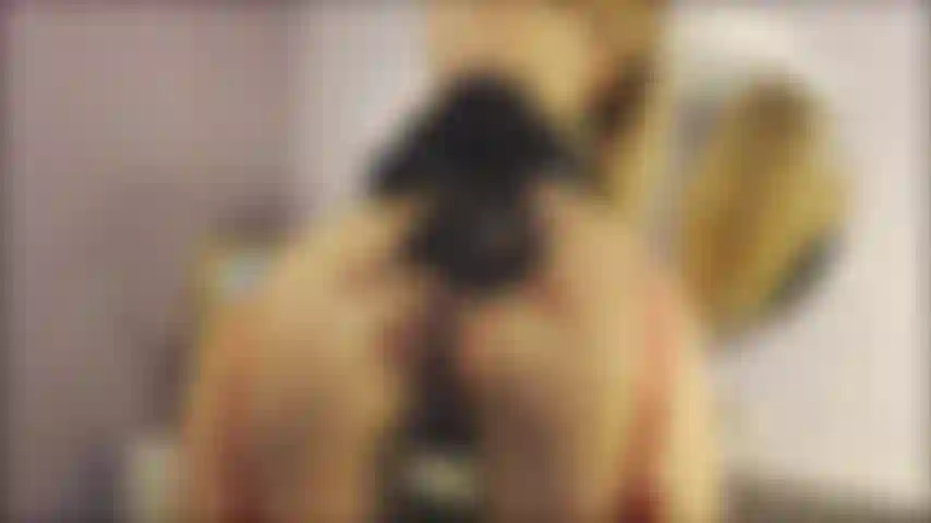 Un vestito sexy, un ditalino nel culo.