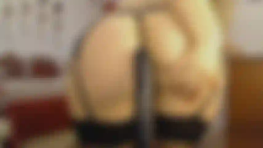 Mi scopo la fica con un dildo nero.