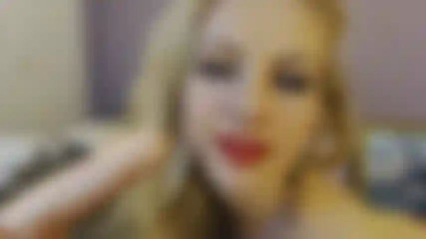 Una cuoca lenta, gentile e sexy, labbra rosse.