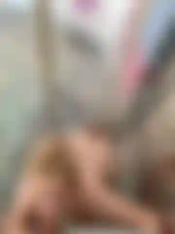 Un pompino arrapato sotto la doccia (così bagnato).