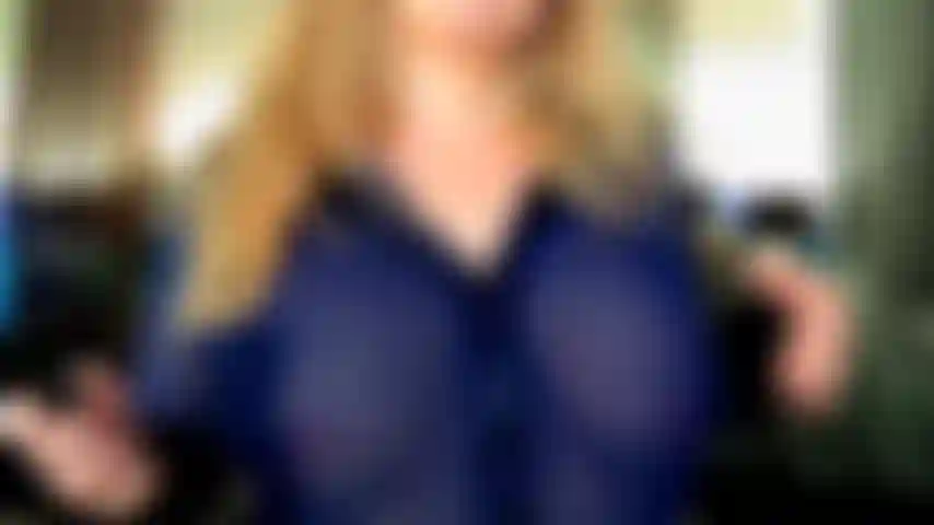 Provoco il seno e succhio profondamente un dildo.