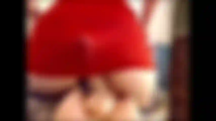 Stuzzico il culo, mi strofino il dildo tra le chiappe.