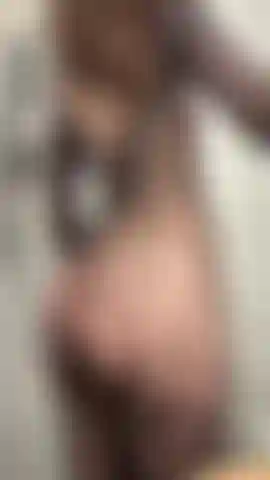 Lo spogliarello più malizioso, subito dopo un caldo amplesso.