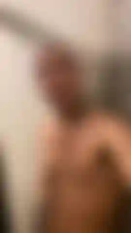 Guarda e goditi il vedermi sotto la doccia.