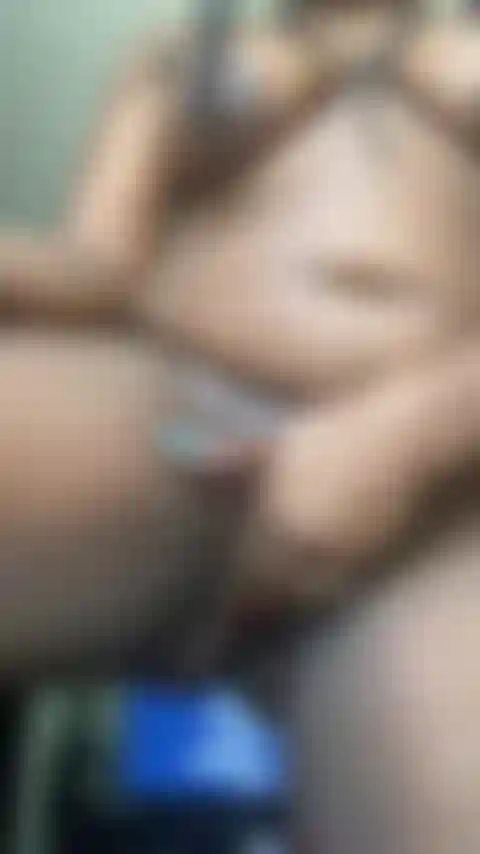 Gioco veloce con il dildo prima del lavoro.