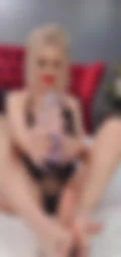 Faccio seghe con i piedi e gioco con il dildo.