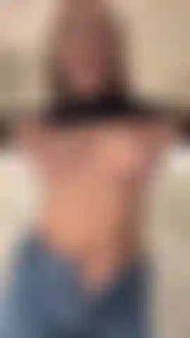 Ero così arrapata che ho deciso di giocare con la mia figa nel bagno della mensa mmmmm.