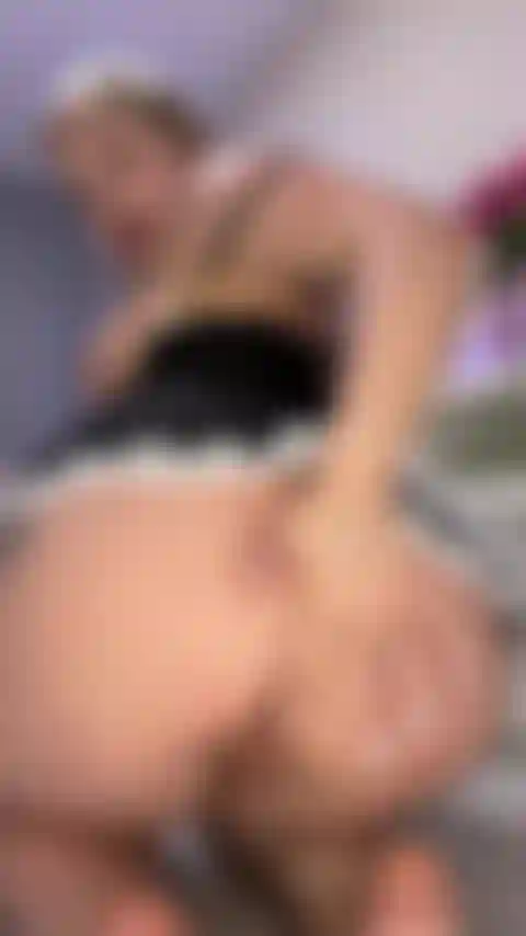 Una cameriera sporca con un plug nel culo, scopa la figa mmmm.