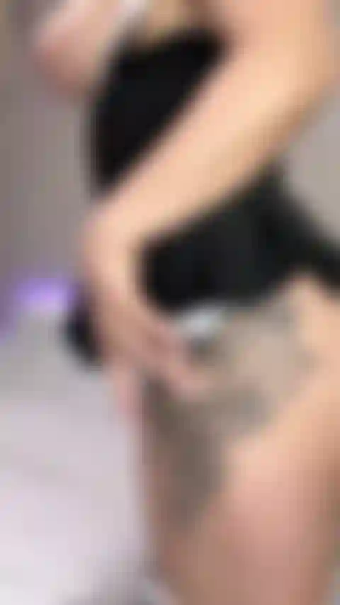 La tua sporca cameriera gioca con la figa.