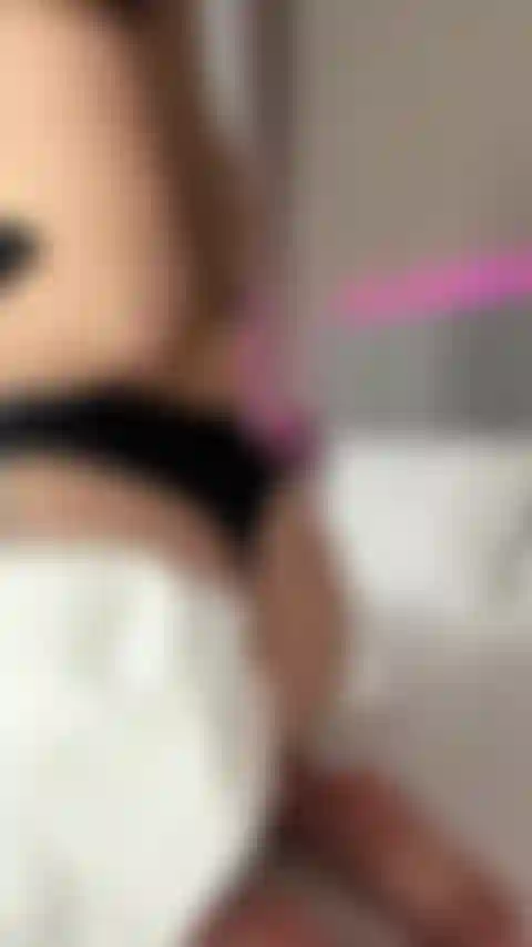 Mi hai aiutato a mettermi la crema sul culo e poi mi hai messo un cazzo nel culo mmm.