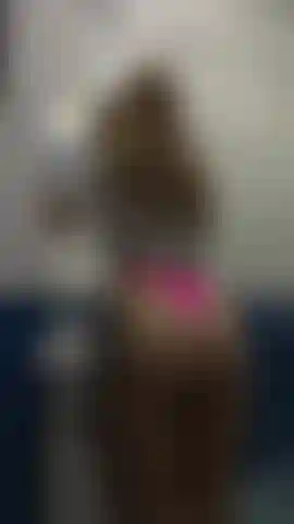 Toglimi le mutandine mentre mi trucco e infila la tua lingua nella mia figa mmmm.