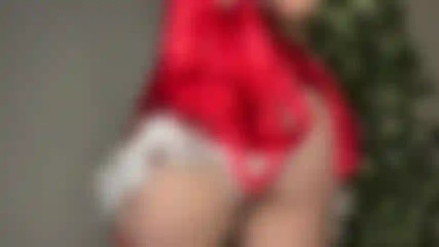 L'aiutante di babbo natale stuzzica con le sue tette mmmm.