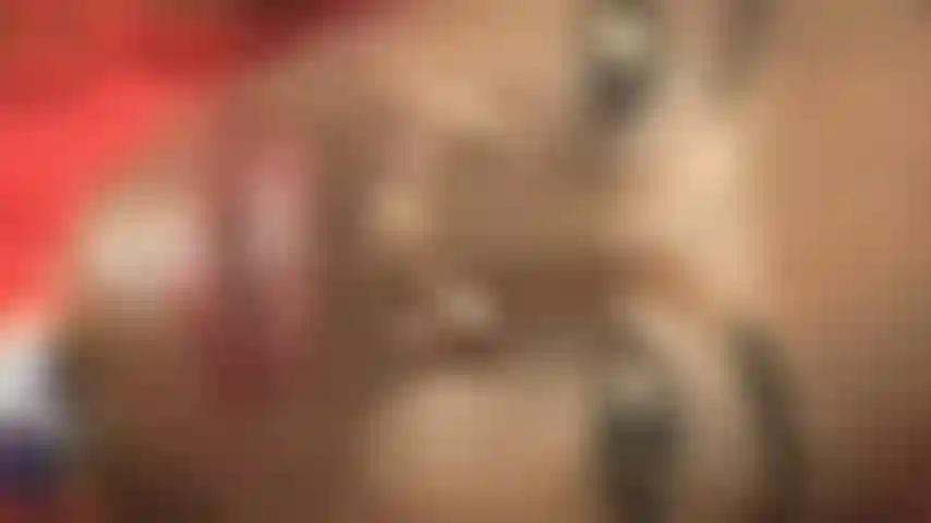 Signora in rosso ammirazione.