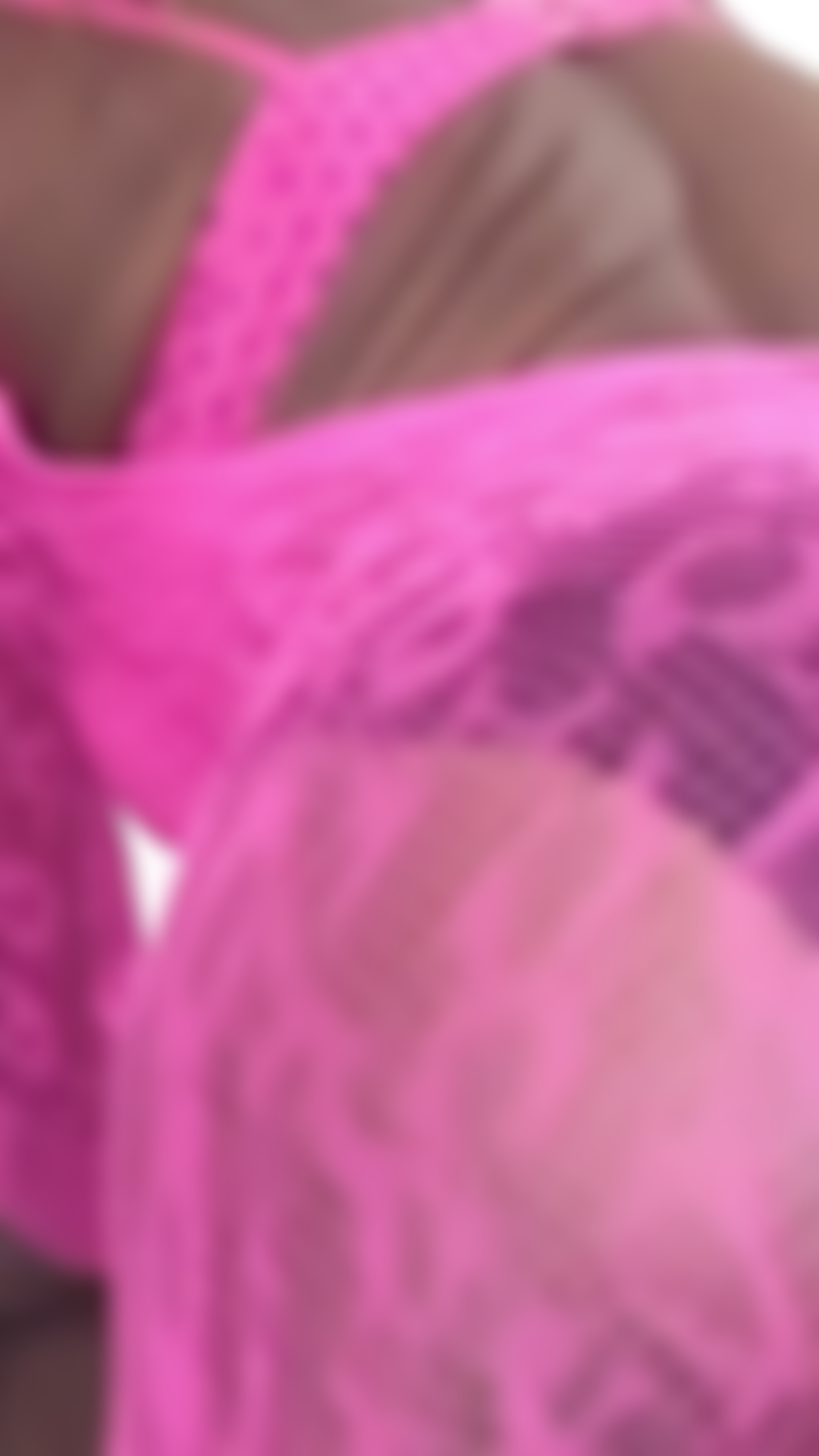 Con un culo basso e provocante in lingerie rosa.