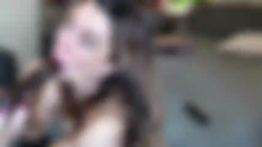 Molto sciatta con un grosso cazzo nero e un trucco che corre.