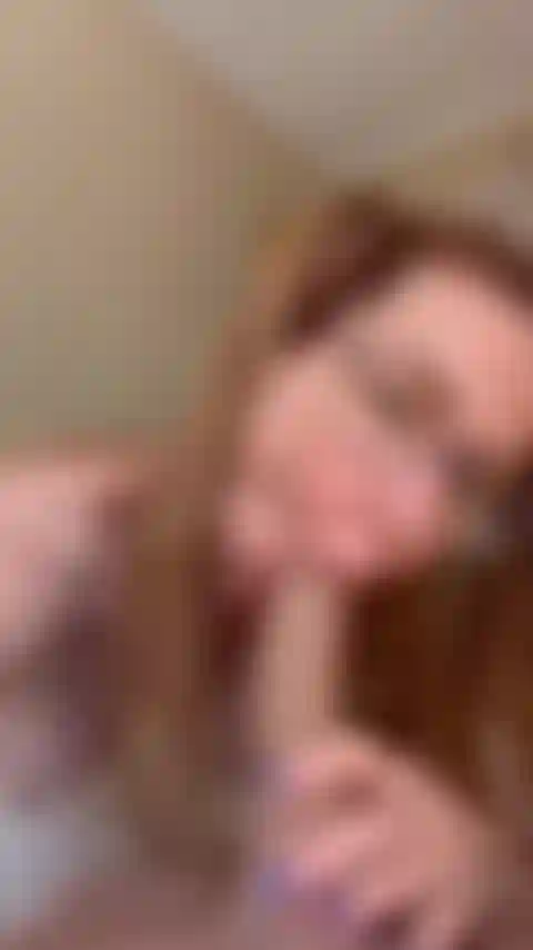 Che succhia un dildo.