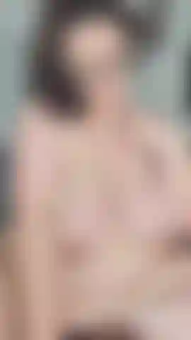 Una bambola dixie nerd, una milf nuda che prende in giro.