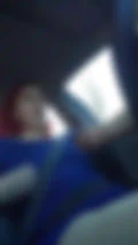 Una troia esibizionista che cavalca un giocattolo mentre guido.