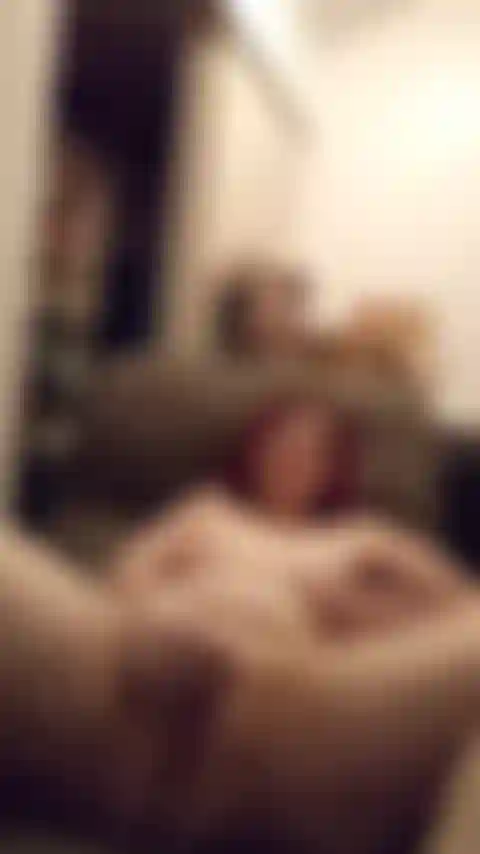 Una troia contusa che si scopa brutalmente la fica con un pugno.