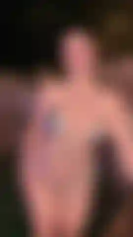 Bikini argento nella vasca idromassaggio 🫧 stretti, riempiti, vi conto mentre guardate dalla terraferma 💦.