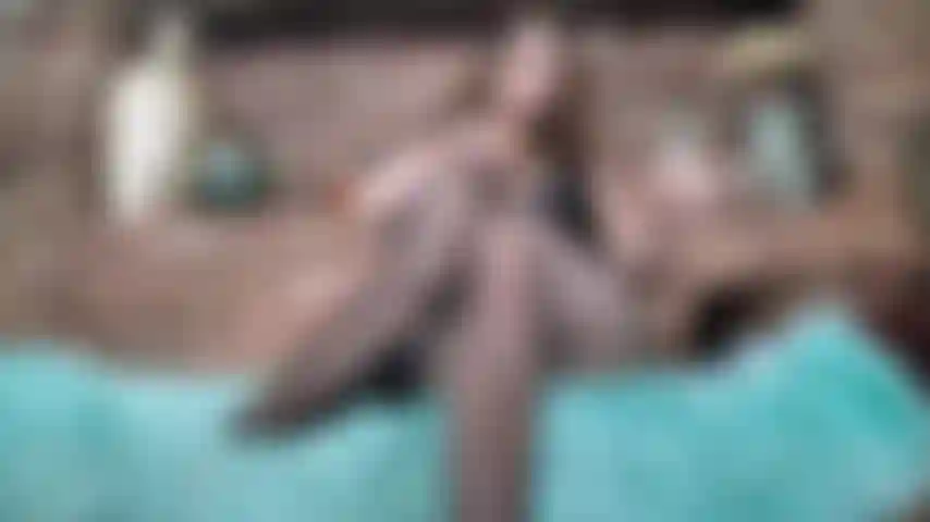 Le gambe lunghe in calze a rete stuzzicano.